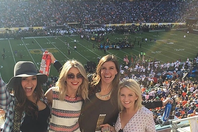 Nina Dobrev ir Julianne Hough su draugėmis