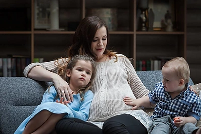 Besilaukianti Mingailė Kalnietė įsiamžino fotosesijoje: „Visada svajojau turėti mažiausiai tris vaikus“