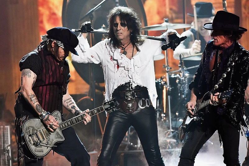 „Hollywood Vampires“ – Johnny Deppas, Alice Cooperis ir Joe Perry