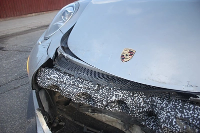 Vilniuje moters nesuvaldyta „Porsche“ kliudė ir apgadino namo tvorą