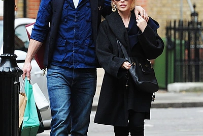 Kylie Minogue ir Joshua Sasse