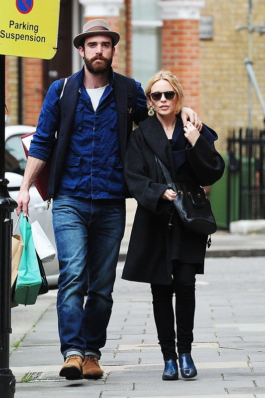 Kylie Minogue ir Joshua Sasse