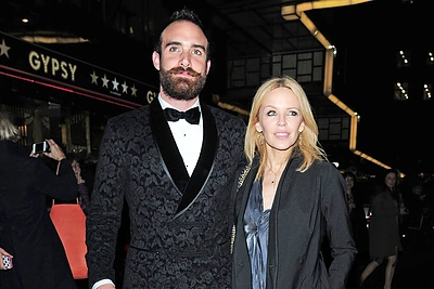 Kylie Minogue ir Joshua Sasse