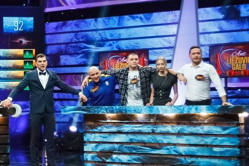 Karolina Toleikytė ir Rokas Burnys (centre) laidoje „Ant liežuvio galo“