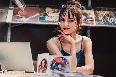 Dainuojantį modelį Ofeliją įvertinęs Algis Ramanauskas-Greitai pavadino ją „Prodigy“ pianiste