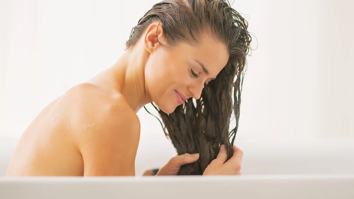 Moteris plauna galvą