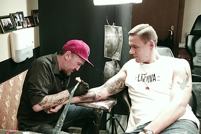 Robertas Javtokas ryžosi įspūdingai tatuiruotei: 3 mėnesius ją kuriantis meistras darbą tik įpusėjo
