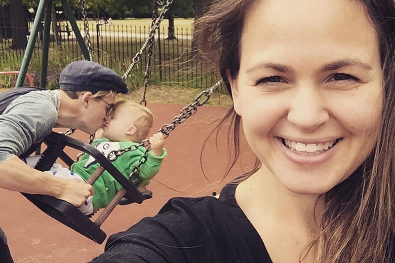 Giovanna Fletcher ir Tomas Fletcheris su sūnumi Buzzu