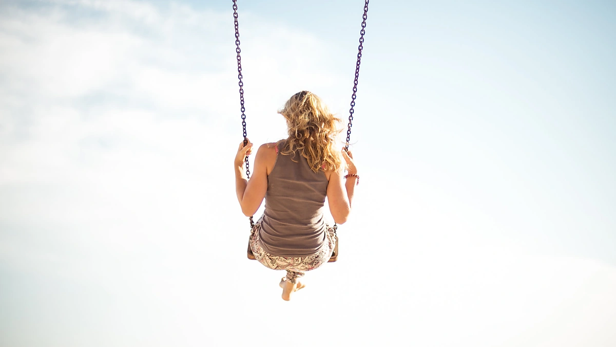 Moteris ant sūpynių