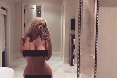 Kim Kardashian ir vėl sprogdina internetą: priešais veidrodį nusifotografavo visiškai nuoga