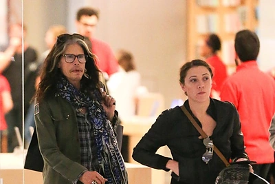 „Aerosmith“ lyderis Stevenas Tyleris nebeslepia romano su 40 metų jaunesne asistente