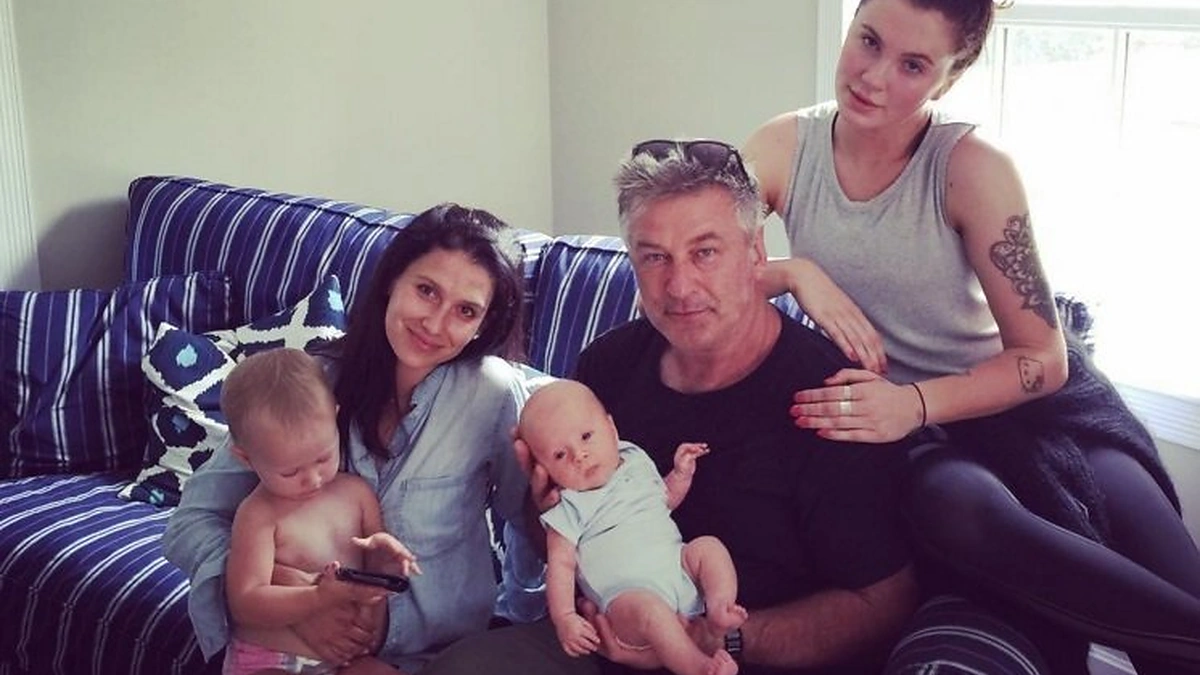Alecas Baldwinas su žmona Hilaria, vyriausia dukra Ireland Baldwin ir mažaisiais Carmen ir Rafaeliu