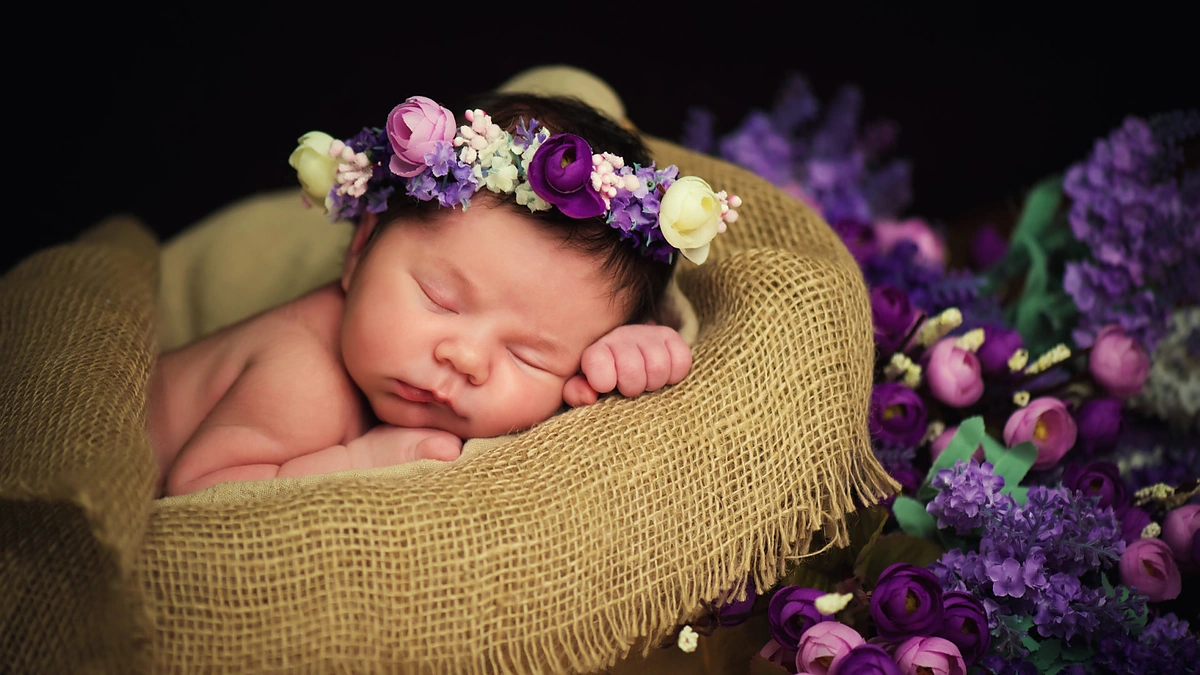 Kūdikis tarp gėlių