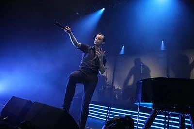 Į Vilnių sugrįžę „Hurts“ džentelmenai minią gerbėjų svaigino romantiškomis dainomis ir rožių žiedais