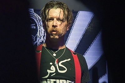 „Eagles of Death Metal“ vokalistas atsiprašė už savo absurdiškus kaltinimus „Bataclan“