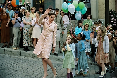 Anne Hathaway filme „Princesės dienoraštis 2. Karališkosios sužadėtuvės“ (2004 m.)