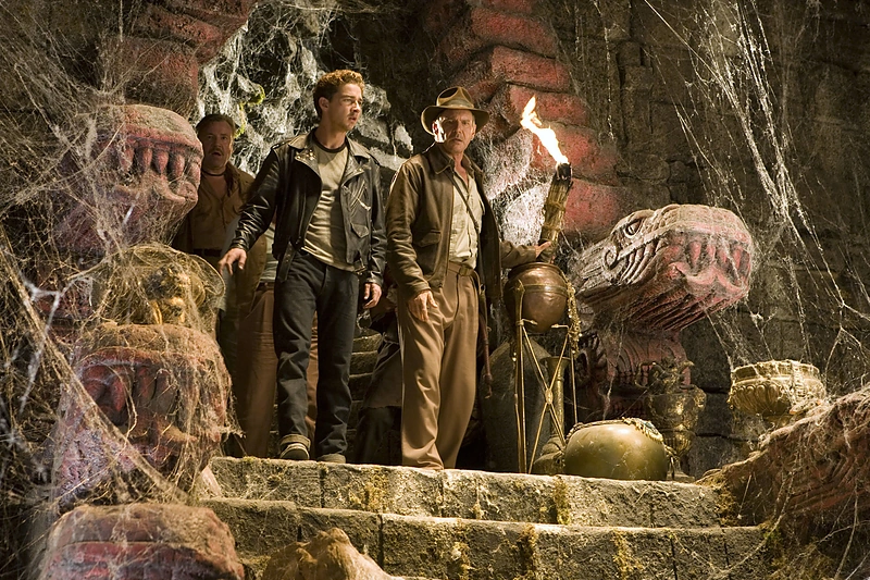 Shia Labeoufas ir Harrisonas Fordas filme „Indiana Džounsas ir krištolo kaukolės karalystė“ (2008 m.)