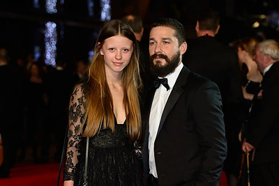 Skandalingasis aktorius Shia LaBeoufas pasipiršo savo draugei Miai Goth