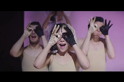 Neišskiriamas duetas: naujame Sios klipe „Cheap Thrills“ vėl šoka talentingoji Maddie Ziegler