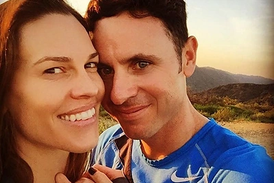 Dviejų „Oskarų“ laureatė Hilary Swank susižadėjo su teniso treneriu Rubenu Torresu