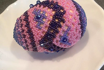 Karoliukais dekoruoti kiaušiniai.