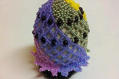 Karoliukais dekoruoti kiaušiniai.