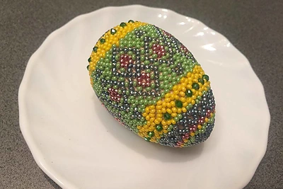 Karoliukais dekoruoti kiaušiniai.