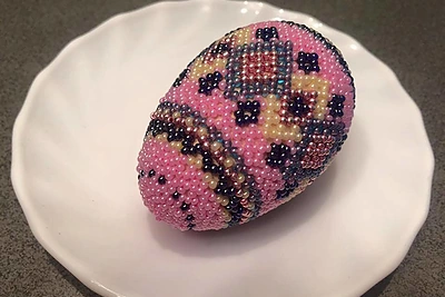 Karoliukais dekoruoti kiaušiniai.