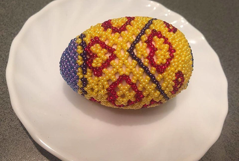 Karoliukais dekoruoti kiaušiniai.