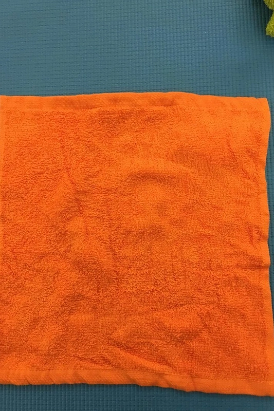 Velykų zuikio gaminimas iš rankšluostėlio.