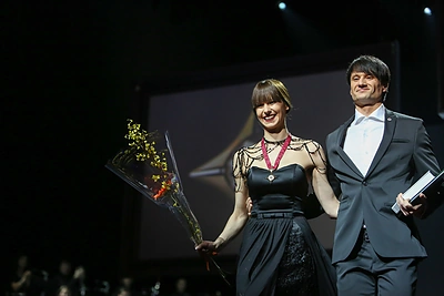 „Auksinio scenos kryžiaus“ laureatei Gretai Gylytei kaklo papuošalą dizainerė kūrė net 70 valandų