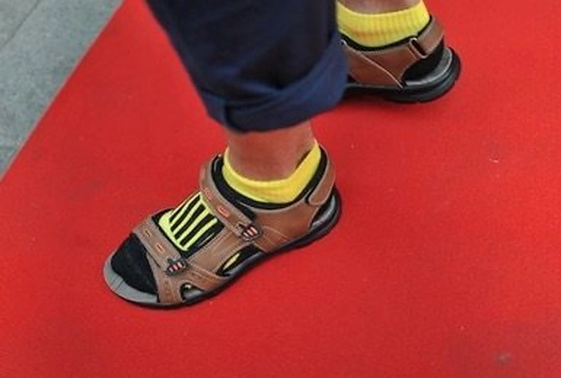 Normalūs bateliai / Šokiai Ne Savo Batuose