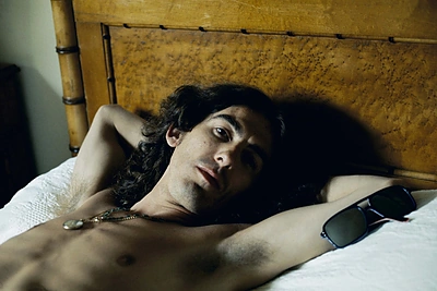 George'as Harrisonas guli lovoje Indijoje (1968 m.)