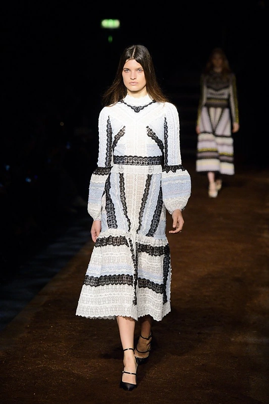 Plačios rankovės Erdem kolekcijoje