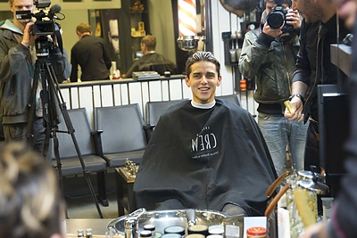 Donatas Montvydas filmavosi euroviziniam atvirukui: užsuko ir į bažnyčią, ir į kirpyklą