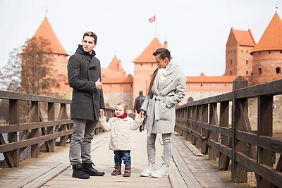 Donatas Montvydas milijonams „Eurovizijos“ žiūrovų parodys ir žmoną Veroniką su dukra Adele