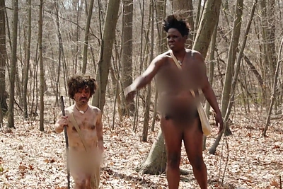 „Sostų karų“ žvaigždė Peteris Dinklage'as „Nuogų ir įbaugintų“ parodijoje nusimetė visus drabužius