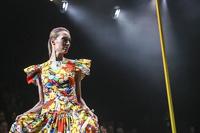 Žaismingoje A.Kuzmickaitės kolekcijoje susipynė linas, neonas ir struktūriškos iškarpų formos