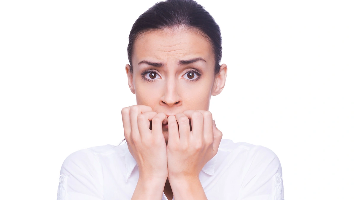 Moteris kramto nagus