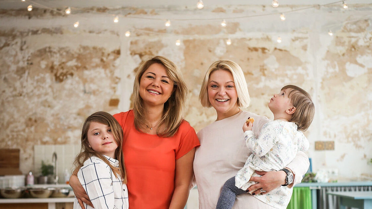 Beata Nicholson ir Agnė Grigaliūnienė su vaikais