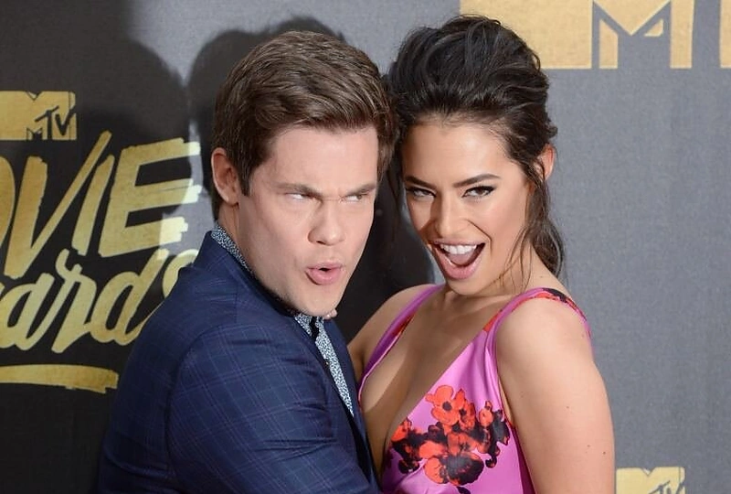 Adamas DeVine'as ir Chloe Bridges