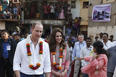 Karališkoji pora Willas ir Kate atskrido į Mumbajų susitikti su lūšnynų vaikais ir Bolivudo žvaigždėmis