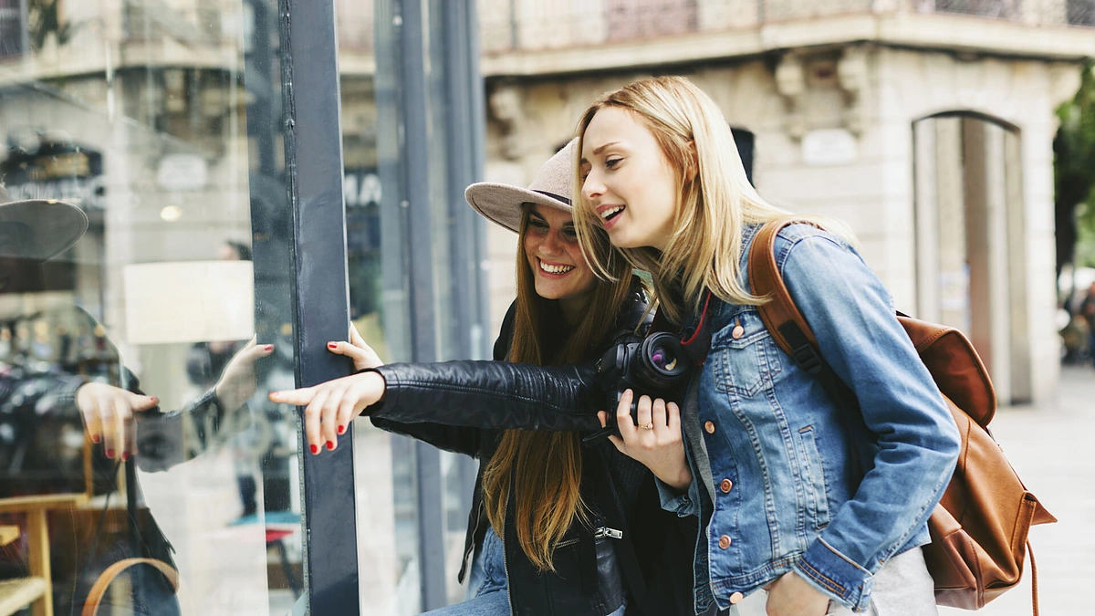 Merginos prie vitrinos