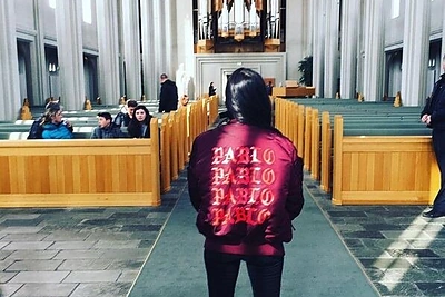Kourtney Kardashian bažnyčioje Islandijoje