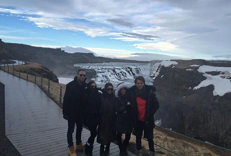 Kourtney Kardashian (centre) su draugais Islandijoje