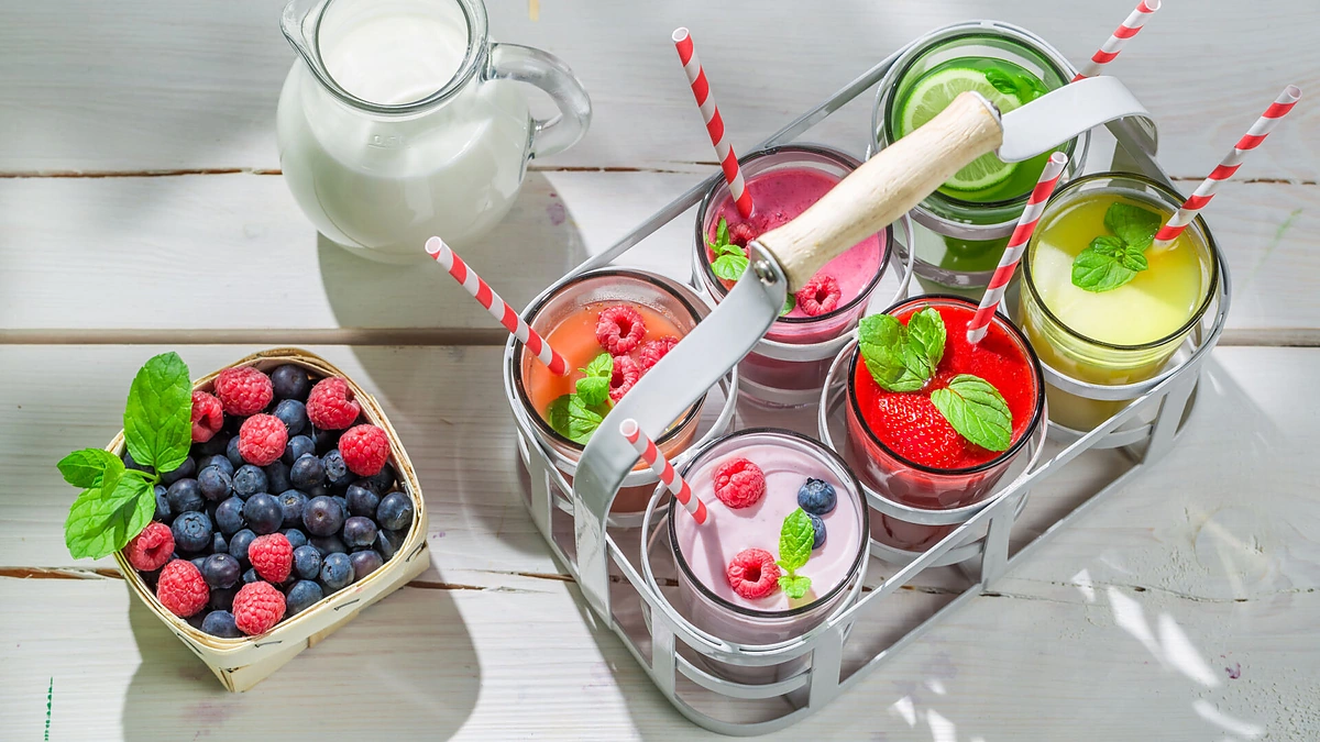 Vaisių ir uogų kokteiliai.