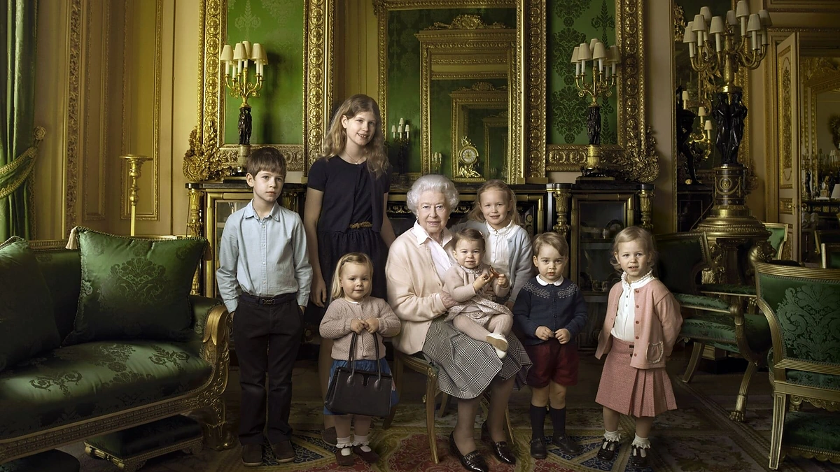 Karalienė Elizabeth II su anūkais ir proanūkiais