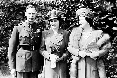 Karalienė Elizabeth II su tėvais (1944 m.) / „Scanpix“/„PA Wire“/„Press Association Images“ nuotr.