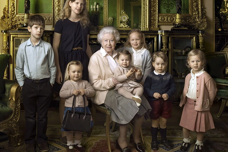 NENAUDOTI Karalienė Elizabeth II su anūkais ir proanūkiais