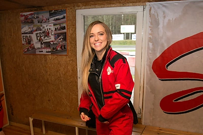 Monika Šalčiūtė kartingo lenktynėse pranoko būrį gražuolių – aplenkė visas